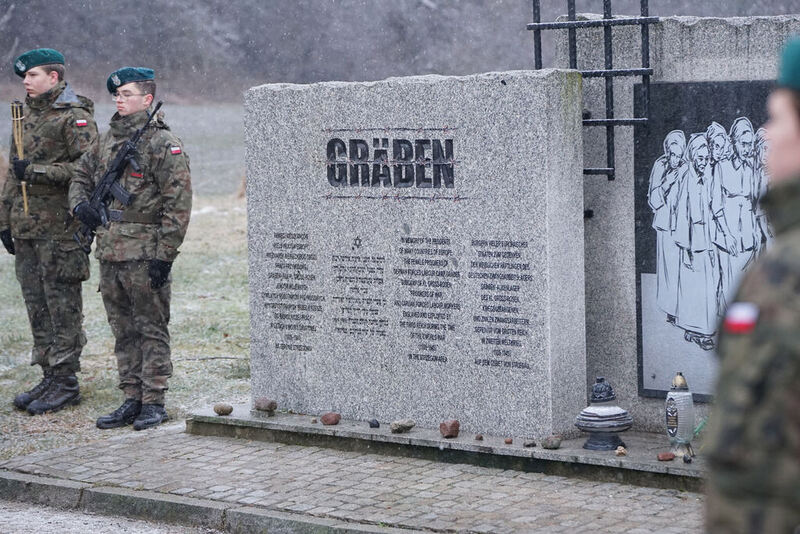 na zdjęciu pomnik, po bokach warta honorowa