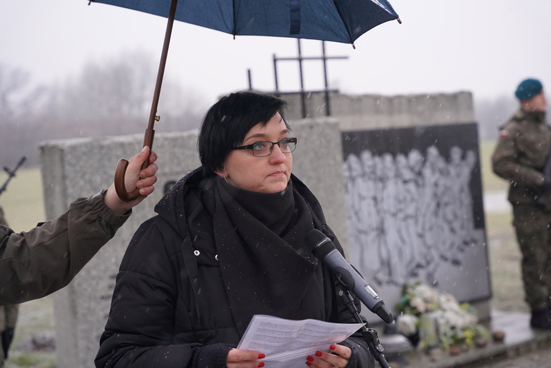 zdjęcie wykonane z bliska, na zdjęciu Kamilla Jasińska z IPN Wrocław przy mikrofonie