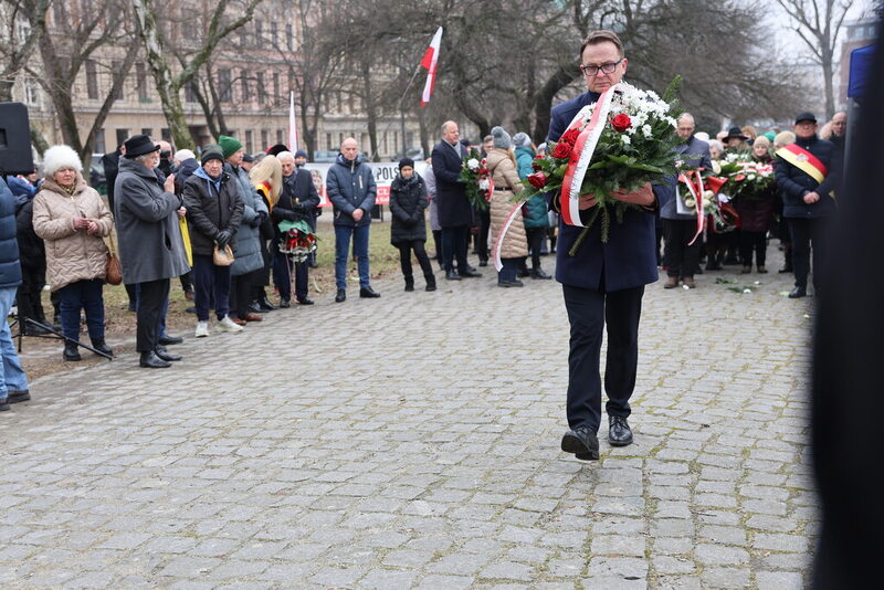 moment składania kwiatów, Jerzy Rudnicki z wiązanką kwiatów
