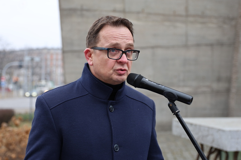 Jerzy Rudnicki stojący przy mikrofonie podczas przemówienia