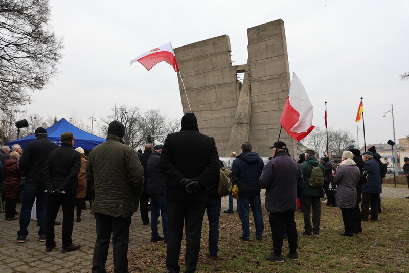 zdjęcie panorama pokazująca pomnik