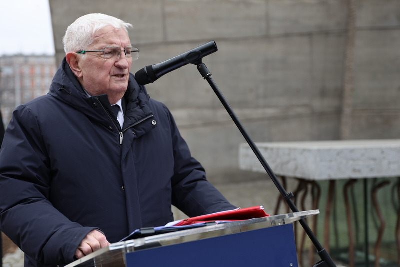 na zdjęciu przy mikrofonie płk w st. spocz. dr Ryszard Janosz, prezes Zarządu Oddziału Wrocławskiego Związku Sybiraków