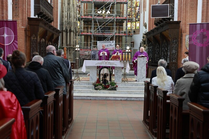 widok panorama na kościół. w tle ołtarz