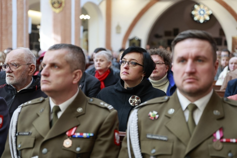 zdjęcie z kościoła. na pierwszym planie dwóch wojskowych