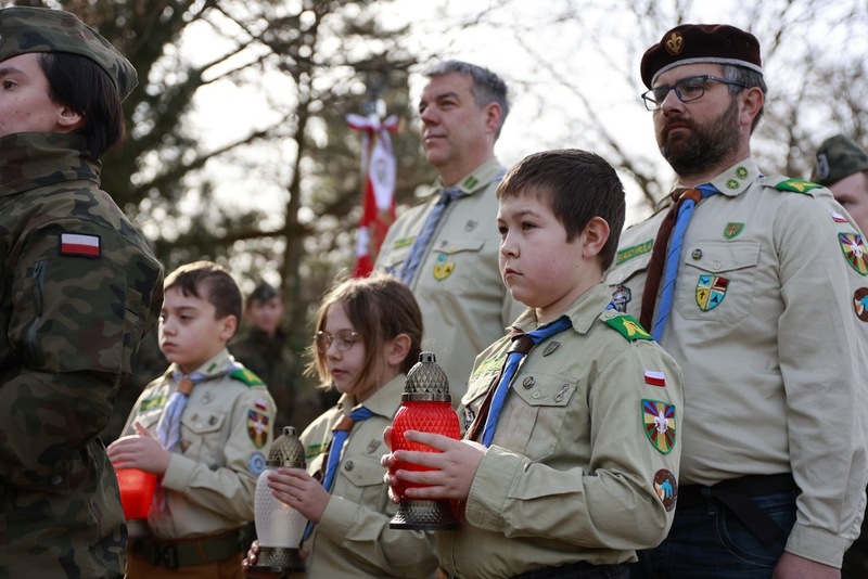 Moment składania kwiatów i zniczy, Delegacja harcerzy dorosłych i dzieci