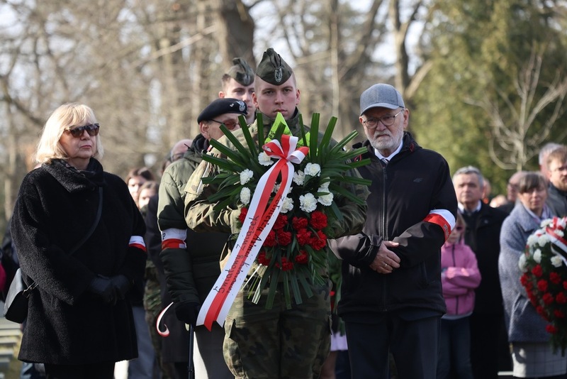 Moment składania kwiatów, w tle delegacja kombatantów