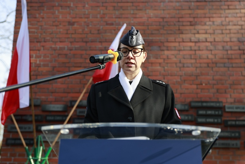 Zdjęcie z uroczystości. Przy mównicy stoi oficer, który odczytuje Apel Pamięci