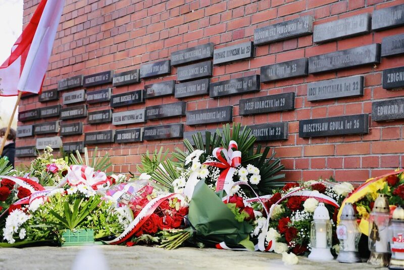 Zdjęcie pomnika pod którym złożone zostały kwiaty