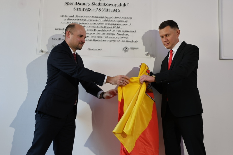 moment odsłonięcia tablicy dyrektora szkoły i dyrektora IPN Wrocław