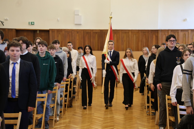 moment wejścia na salę pocztu sztandarowego szkoły