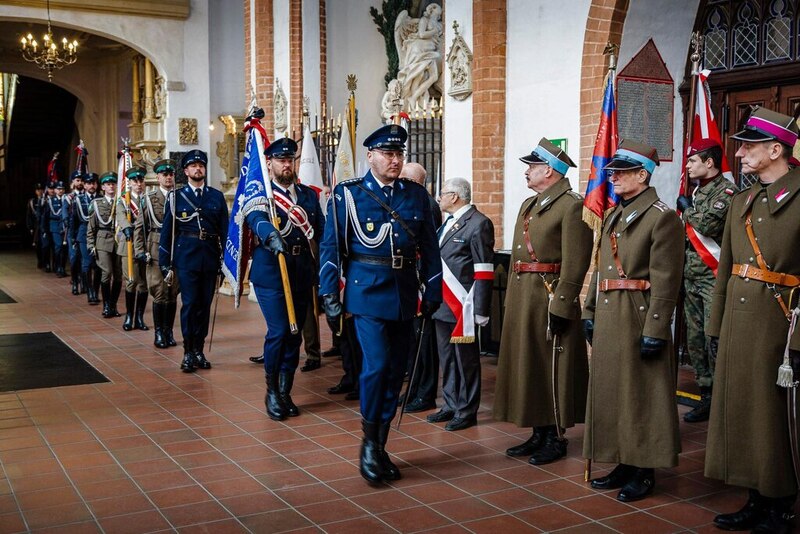 "Dzisiaj w tym miejscu w szczególny sposób łączy się hasło „Bóg i Ojczyzna”. Bogu oddajemy cześć, a Ojczyźnie przywracamy naszych bohaterów" - uroczystości pogrzebowe Ofiar Zbrodni Katyńskiej we Wrocławiu, 5 marca 2026