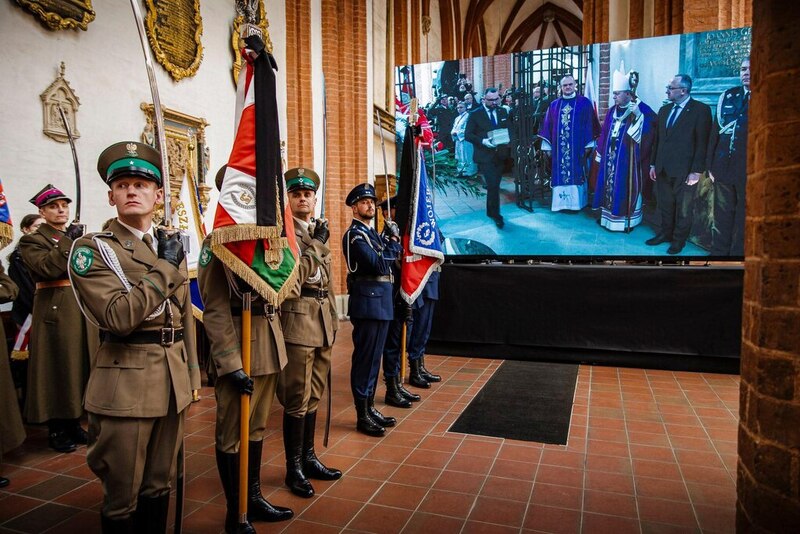 "Dzisiaj w tym miejscu w szczególny sposób łączy się hasło „Bóg i Ojczyzna”. Bogu oddajemy cześć, a Ojczyźnie przywracamy naszych bohaterów" - uroczystości pogrzebowe Ofiar Zbrodni Katyńskiej we Wrocławiu, 5 marca 2026