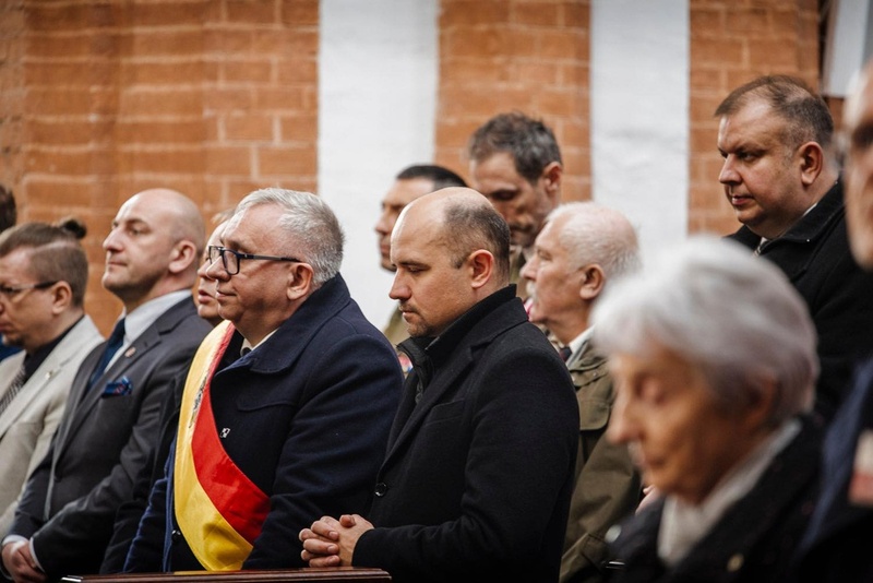 "Dzisiaj w tym miejscu w szczególny sposób łączy się hasło „Bóg i Ojczyzna”. Bogu oddajemy cześć, a Ojczyźnie przywracamy naszych bohaterów" - uroczystości pogrzebowe Ofiar Zbrodni Katyńskiej we Wrocławiu, 5 marca 2026