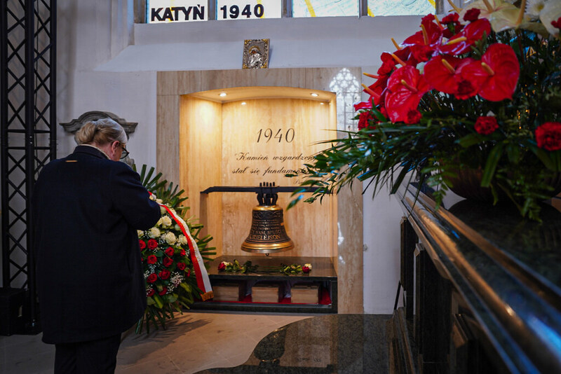 "Dzisiaj w tym miejscu w szczególny sposób łączy się hasło „Bóg i Ojczyzna”. Bogu oddajemy cześć, a Ojczyźnie przywracamy naszych bohaterów" - uroczystości pogrzebowe Ofiar Zbrodni Katyńskiej we Wrocławiu, 5 marca 2026
