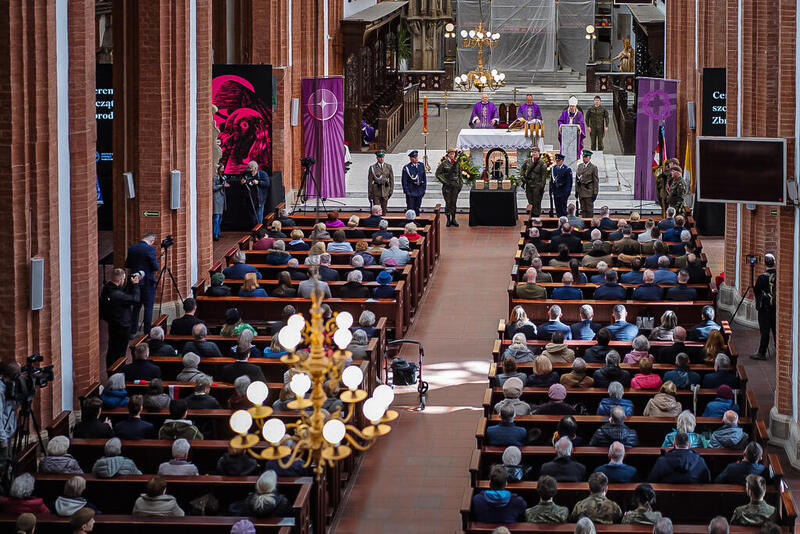 "Dzisiaj w tym miejscu w szczególny sposób łączy się hasło „Bóg i Ojczyzna”. Bogu oddajemy cześć, a Ojczyźnie przywracamy naszych bohaterów" - uroczystości pogrzebowe Ofiar Zbrodni Katyńskiej we Wrocławiu, 5 marca 2026
