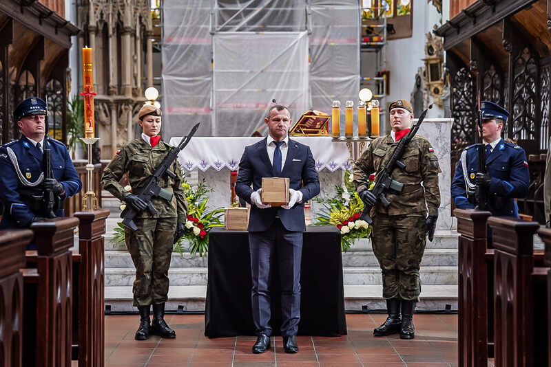 "Dzisiaj w tym miejscu w szczególny sposób łączy się hasło „Bóg i Ojczyzna”. Bogu oddajemy cześć, a Ojczyźnie przywracamy naszych bohaterów" - uroczystości pogrzebowe Ofiar Zbrodni Katyńskiej we Wrocławiu, 5 marca 2026