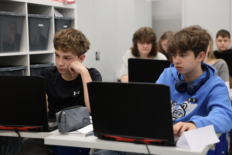 Jak odczytać bitwę z mapy? Uczniowie z Rękowa poznawali historię Kostiuchnówki podczas zajęć z Arturem Cieślikiem - Ręków, 13 marca 2026