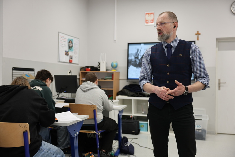 Jak odczytać bitwę z mapy? Uczniowie z Rękowa poznawali historię Kostiuchnówki podczas zajęć z Arturem Cieślikiem - Ręków, 13 marca 2026