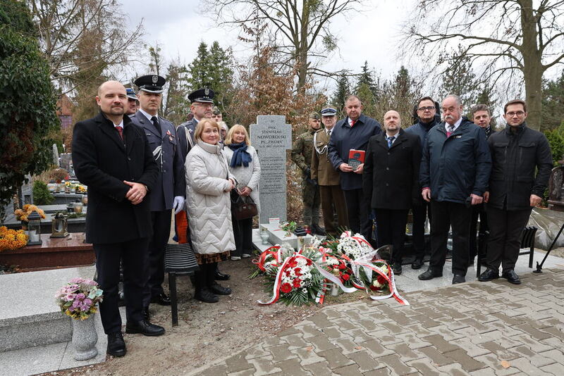 Uroczyste odsłonięcie nowego pomnika nagrobnego ppłk. Stanisława Noworolskiego „Zwory” - Cmentarz Świętej Rodziny przy ulicy Smętnej we Wrocławiu, 17 marca 2026