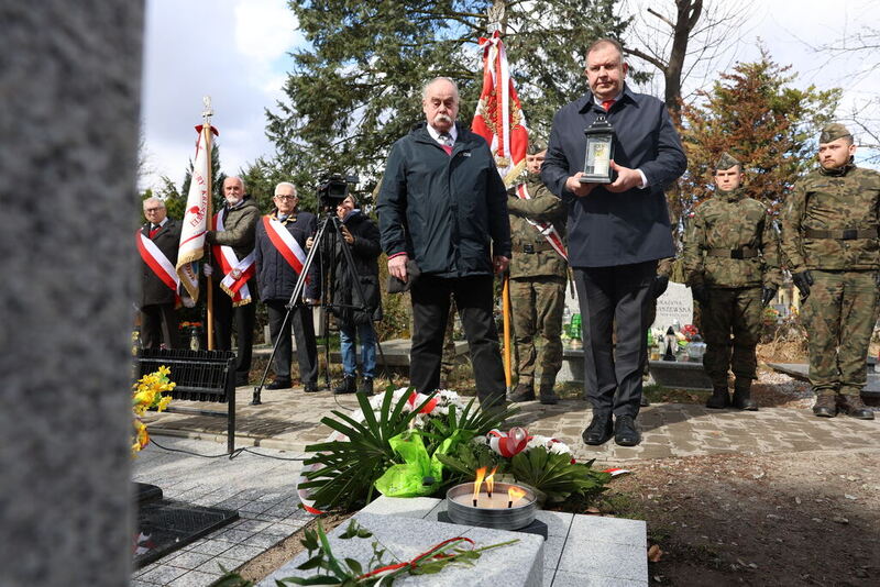 Uroczyste odsłonięcie nowego pomnika nagrobnego ppłk. Stanisława Noworolskiego „Zwory” - Cmentarz Świętej Rodziny przy ulicy Smętnej we Wrocławiu, 17 marca 2026