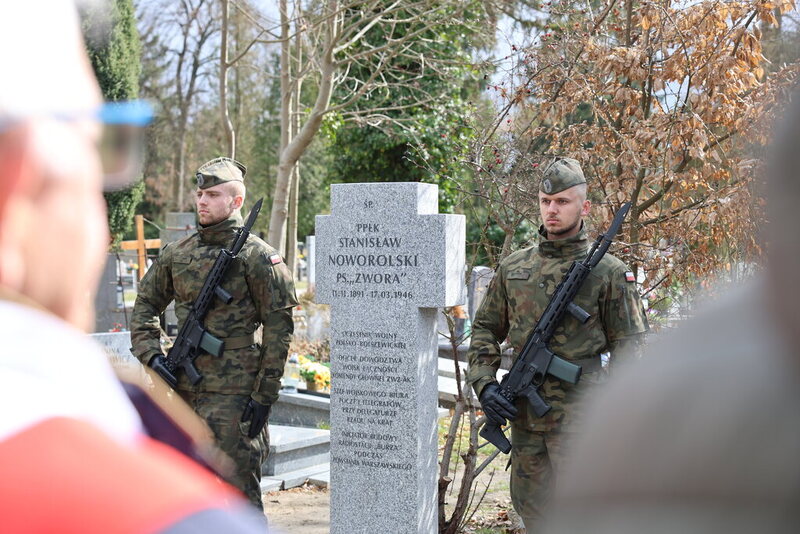 Uroczyste odsłonięcie nowego pomnika nagrobnego ppłk. Stanisława Noworolskiego „Zwory” - Cmentarz Świętej Rodziny przy ulicy Smętnej we Wrocławiu, 17 marca 2026