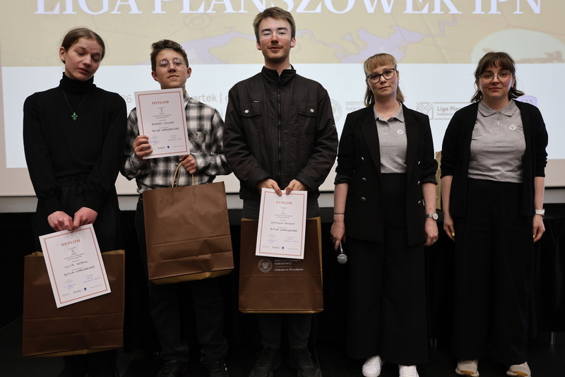 zdjęcie grupowe nagrodzonych w danej kategorii