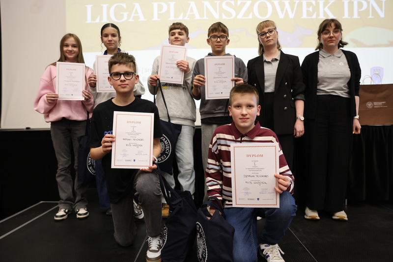 zdjęcie grupowe nagrodzonych w danej kategorii