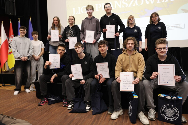 zdjęcie grupowe nagrodzonych w danej kategorii