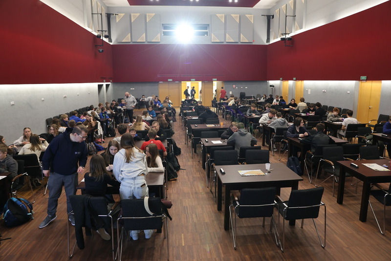 zdjęcie całej sali, na sali stoją stoliki do gry