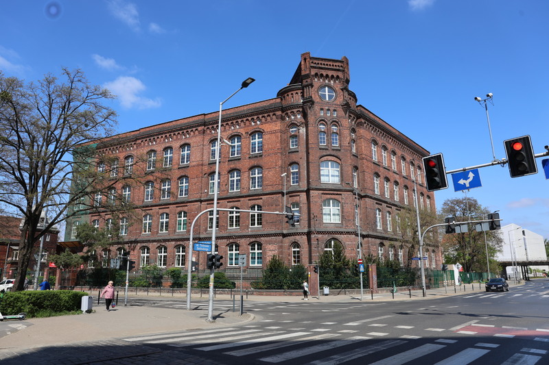 Centrum Kształcenia Ustawicznego we Wrocławiu nadano imię Ludzi ze znakiem P, a na parterze budynku odsłonięto pamiątkową tablicę - 24 kwietnia 2026