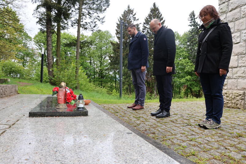 moment oddawania hołdu, składanie zniczy przy tablicy