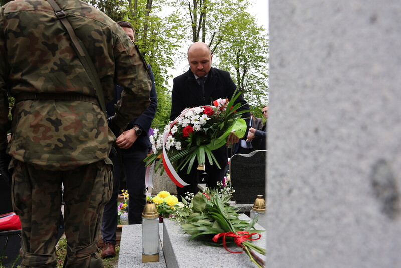 moment składania kwiatów, hołd oddaje dyrektor IPN Wrocław