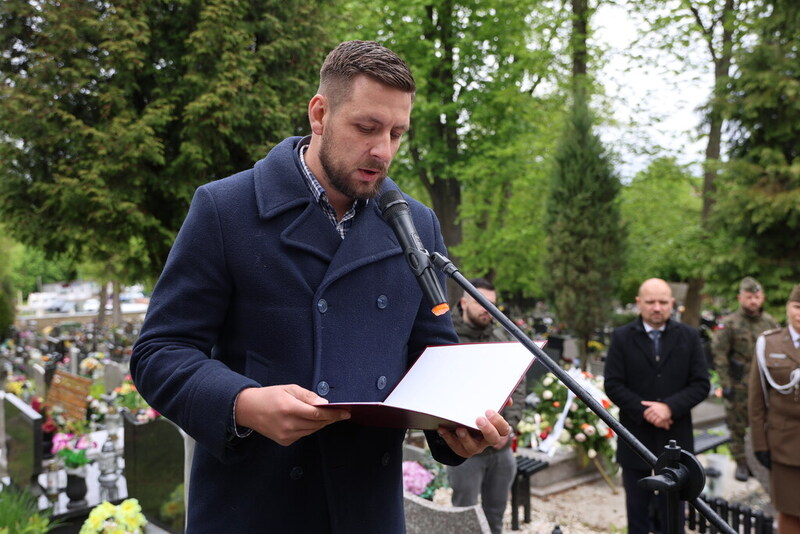 przemówienia, przy mównicy stoi Jacek Cielecki