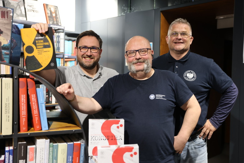 na zdjęciu trzech pracowników IPN w Księgarni na Placu Solnym