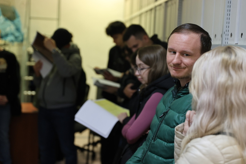 na zdjęciu uczestnicy wydarzenia, którzy przeglądają dokumenty