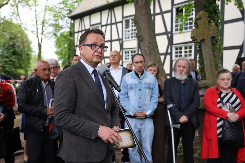 moment przemowy, przy mikrofonie Jerzy Rudnicki