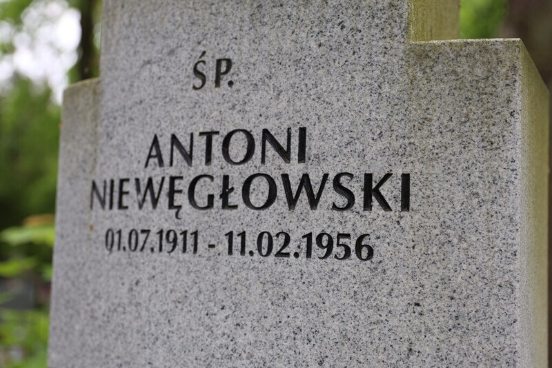 zbliżenie na krzyż grobu gdzie umieszone jest nazwisko bohatera
