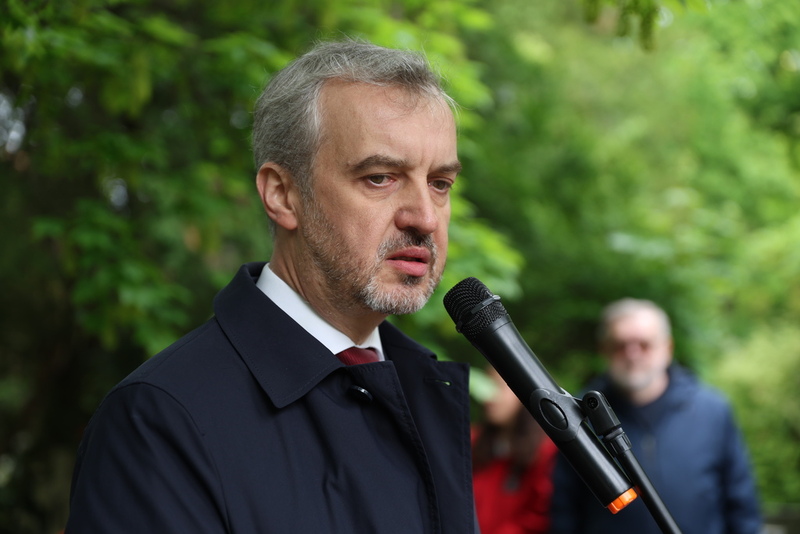 przy mikrofonie Andrzej Jerie