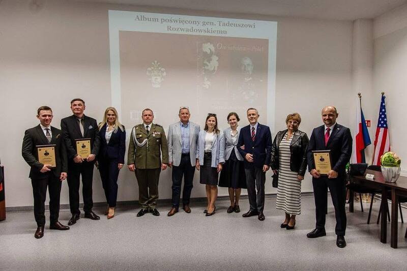 grupowe zdjęcie wszystkich uczestników wydarzenia