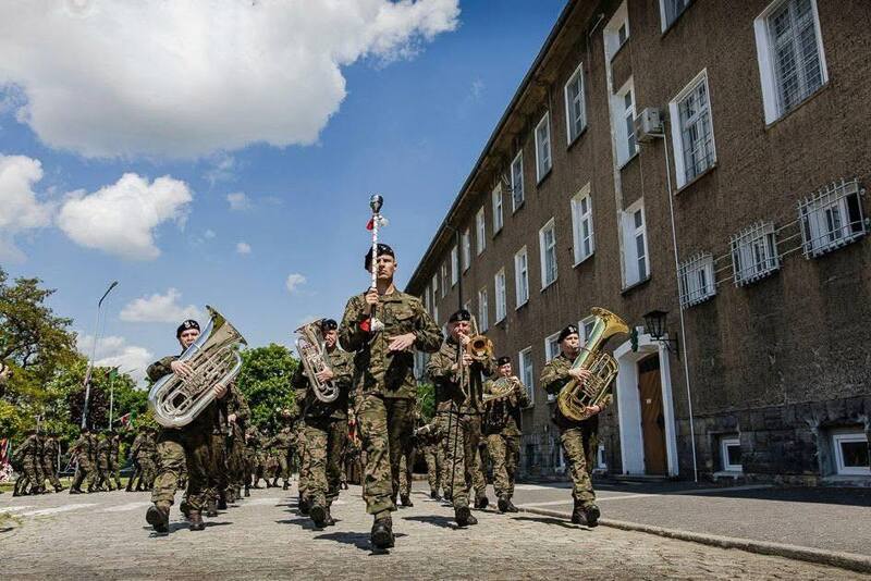 na zdjęciu grupa żołnierzy idących w szyku