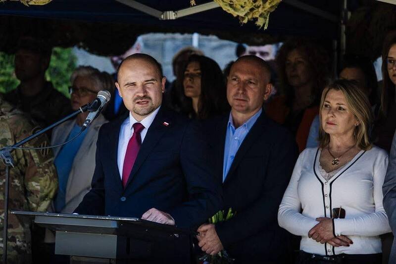 na zdjęciu moment przemowy, przy mównicy Kamil Dworaczek