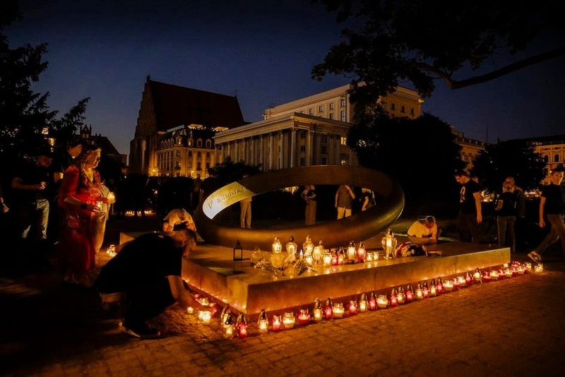 25 maja – w rocznicę zamordowania z wyroku komunistycznego sądu w więzieniu na warszawskim Mokotowie rtm. Witolda Pileckiego – w całym kraju zapłonęły znicze pamięci. Światła zapłonęły także w miejscach na Dolnym Śląsku związanych z Rotmistrzem - Wrocław, 25 maja 2026/ fot. A.Ligęcka