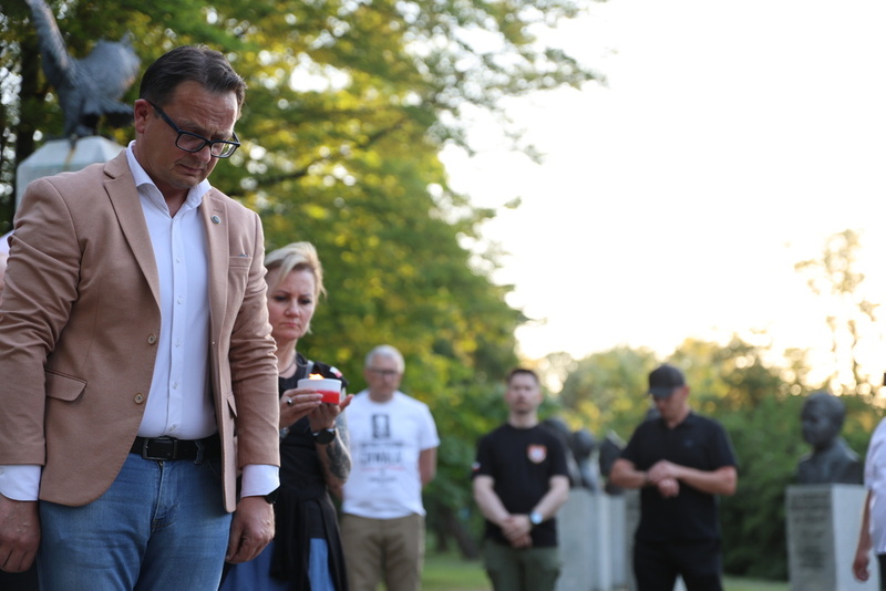 25 maja – w rocznicę zamordowania z wyroku komunistycznego sądu w więzieniu na warszawskim Mokotowie rtm. Witolda Pileckiego – w całym kraju zapłonęły znicze pamięci. Światła zapłonęły także w miejscach na Dolnym Śląsku związanych z Rotmistrzem - Wrocław, 25 maja 2026/ fot. M.Parysek