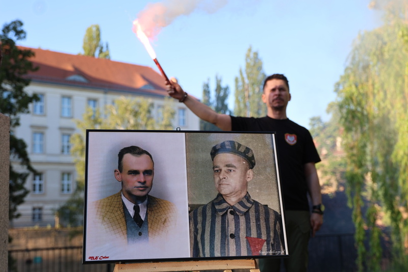 25 maja – w rocznicę zamordowania z wyroku komunistycznego sądu w więzieniu na warszawskim Mokotowie rtm. Witolda Pileckiego – w całym kraju zapłonęły znicze pamięci. Światła zapłonęły także w miejscach na Dolnym Śląsku związanych z Rotmistrzem - Wrocław, 25 maja 2026/ fot. M.Parysek