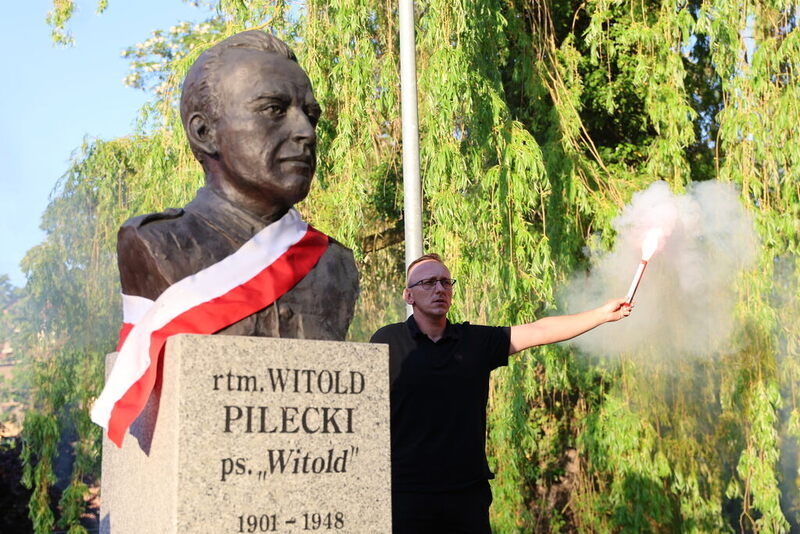 25 maja – w rocznicę zamordowania z wyroku komunistycznego sądu w więzieniu na warszawskim Mokotowie rtm. Witolda Pileckiego – w całym kraju zapłonęły znicze pamięci. Światła zapłonęły także w miejscach na Dolnym Śląsku związanych z Rotmistrzem - Wrocław, 25 maja 2026/ fot. M.Parysek