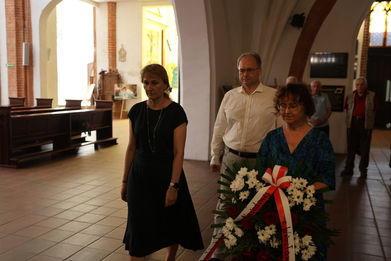 moment składania kwiatow przez delegację IPN