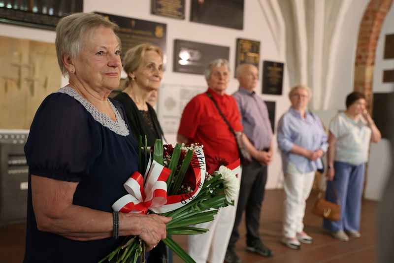 ZDJĘCIE pokazuje osoby stojące w tłumie