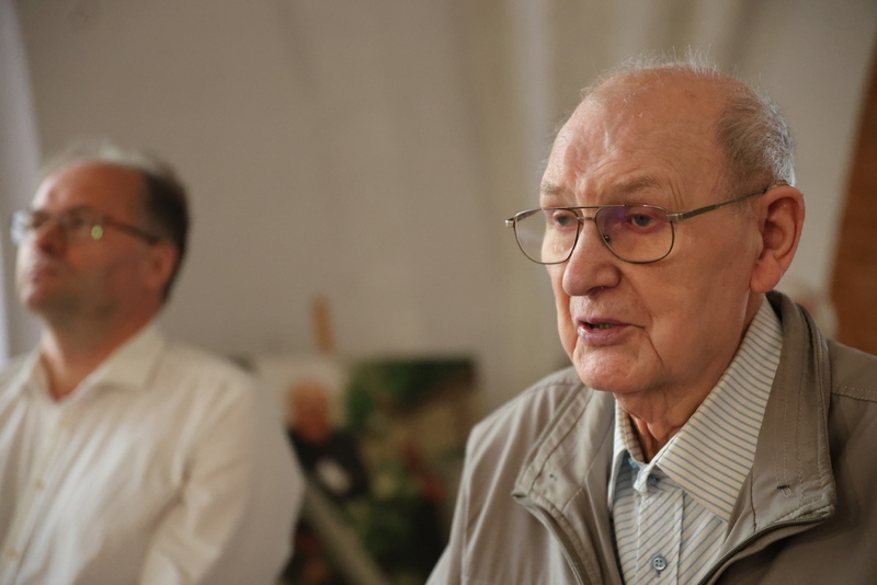 zbliżenie na jednego z gości, który przemawia