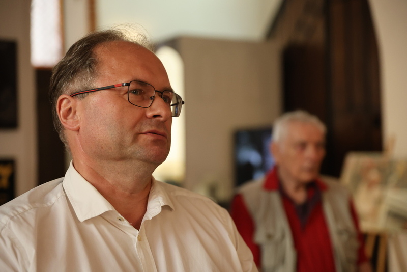 zbliżenie na jednego z gości, który przemawia