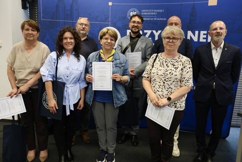 zdjęcie grupowe opiekunów drużyn ze szkół, które wzięły udział w finale